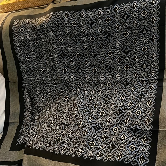 Beautiful silk scarf large - Picture 1 of 3